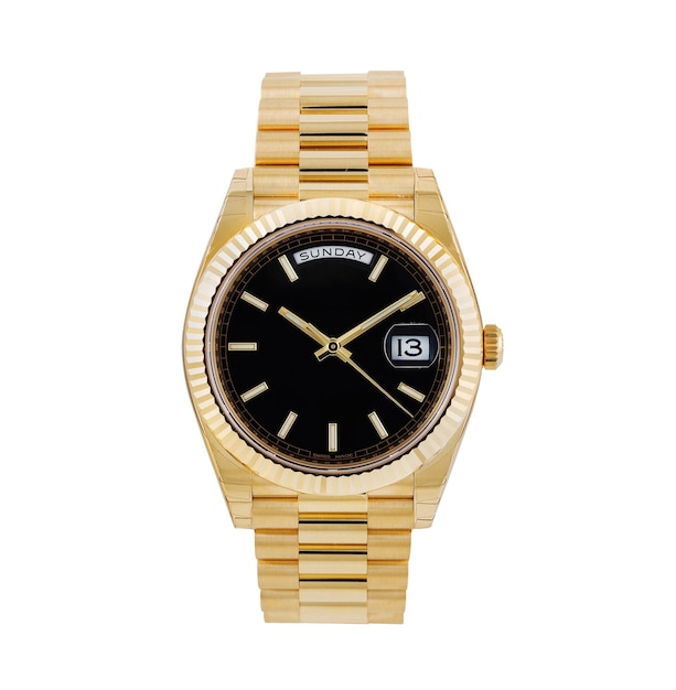 Vue rapprochée d'une montre à poignet dorée moderne sur un fond blanc