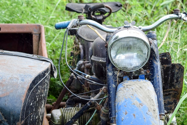 Photo vue rapprochée d'une moto abandonnée sur le terrain