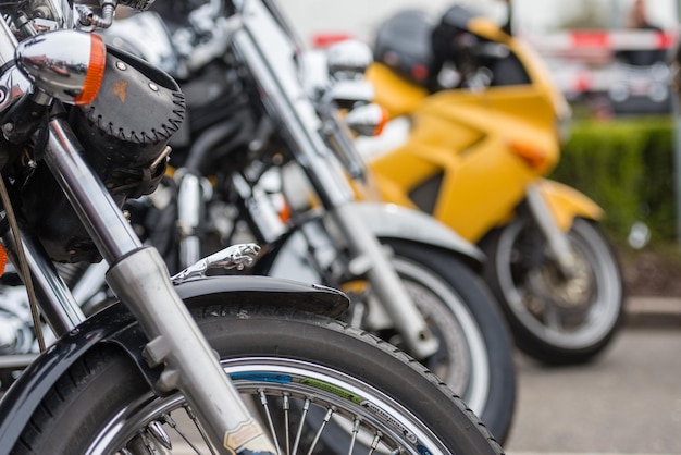 Photo vue rapprochée d'une moto garée sur la route