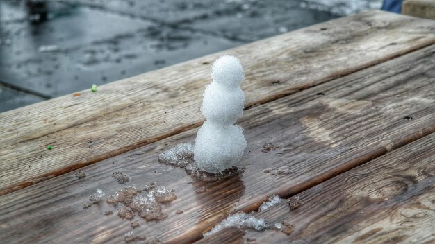 Vue rapprochée de la neige qui fond sur la table