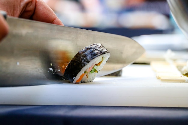 Photo vue rapprochée de la nourriture coréenne asiatique faite à la main kimbap sur la table