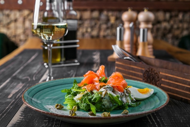 Vue rapprochée de la nourriture dans l'assiette sur la table