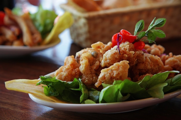 Vue rapprochée de la nourriture dans l'assiette sur la table