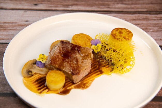 Vue rapprochée de la nourriture dans l'assiette sur la table