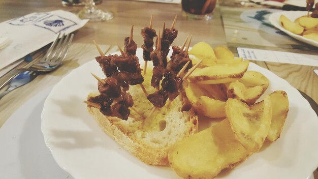 Photo vue rapprochée de la nourriture dans l'assiette sur la table