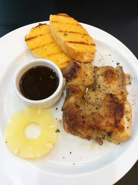 Photo vue rapprochée de la nourriture dans l'assiette