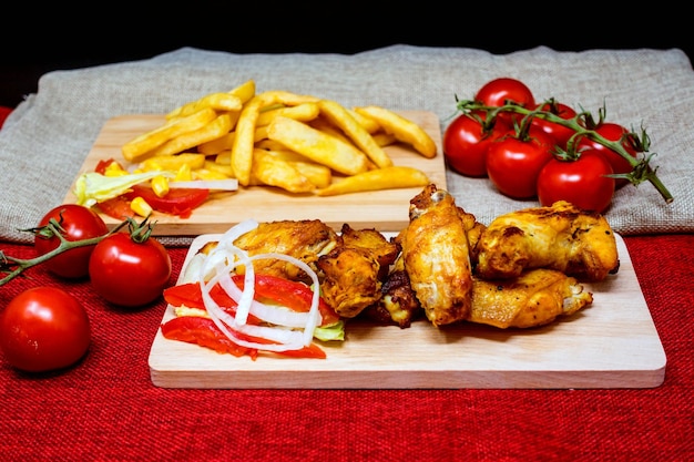 Photo vue rapprochée d'une nourriture frite sur une planche à couper avec des tomates dans un plateau