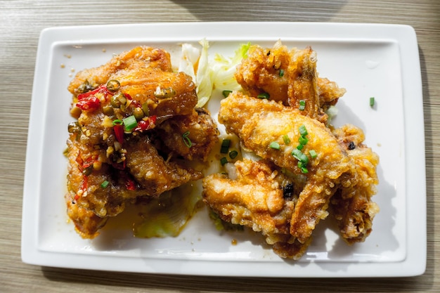 Vue rapprochée de la nourriture japonaise dans l'assiette sur la table