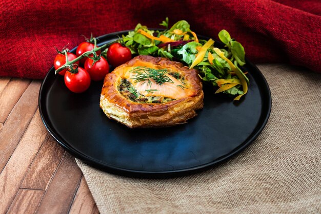 Photo vue rapprochée de la nourriture servie dans une assiette sur une table en bois