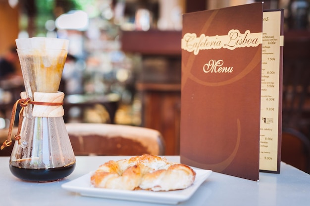 Vue rapprochée de la nourriture servie dans une assiette sur une table dans un café