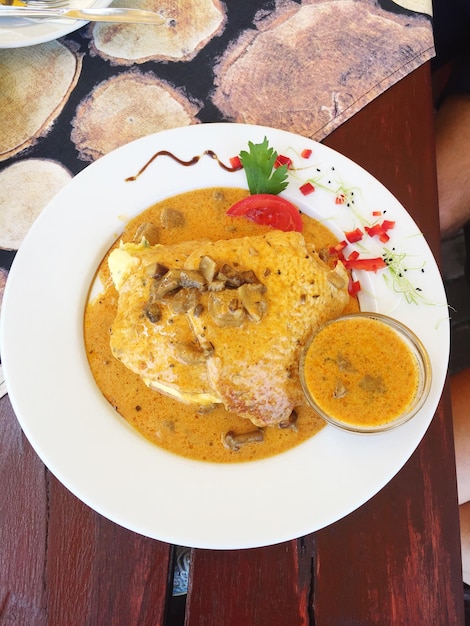 Vue rapprochée de la nourriture servie dans l'assiette sur la table