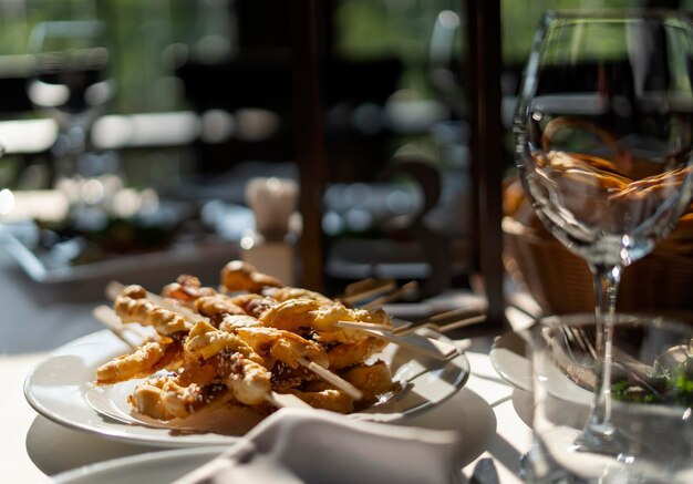 Vue rapprochée de la nourriture servie sur la table dans un restaurant