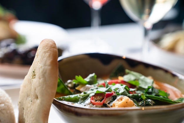 Vue rapprochée de la nourriture servie sur la table