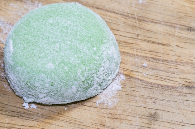 Vue rapprochée d'une nourriture sucrée sur une table en bois