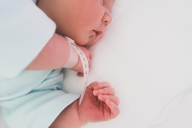 Vue rapprochée d'un nouveau-né qui dort paisiblement dans une chambre d'hôpital après l'accouchement