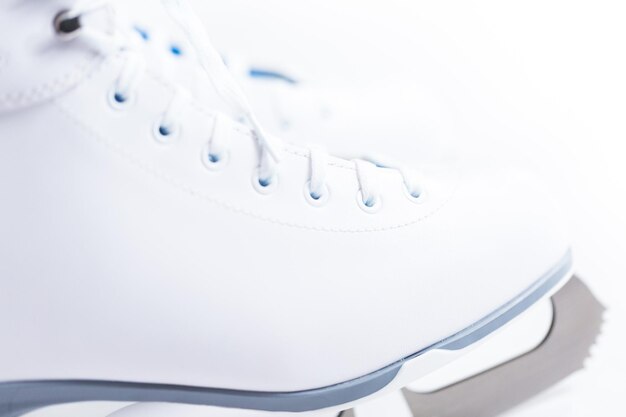 Vue rapprochée. Nouveaux patins artistiques blancs sur fond blanc.
