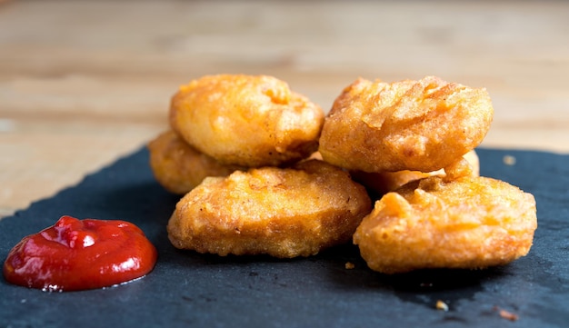 Vue rapprochée des nuggets avec trempette