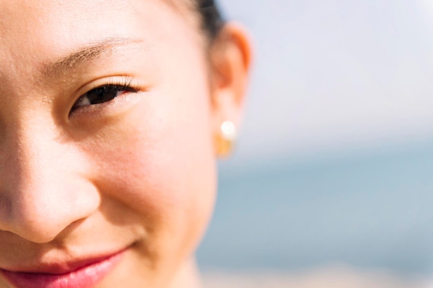 Photo vue rapprochée de l'œil d'une femme asiatique souriante heureuse