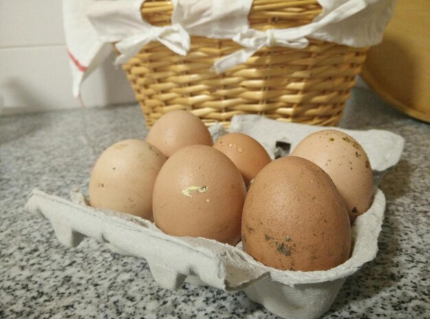 Photo vue rapprochée des œufs dans le récipient sur la table
