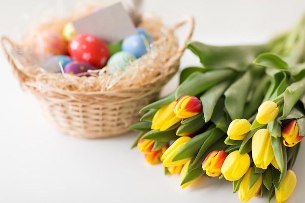 Vue rapprochée des œufs de Pâques colorés et des fleurs de tulipes