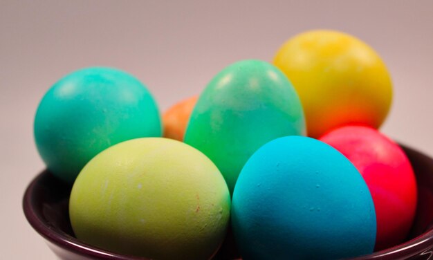 Vue rapprochée d'œufs de Pâques multicolores dans un récipient