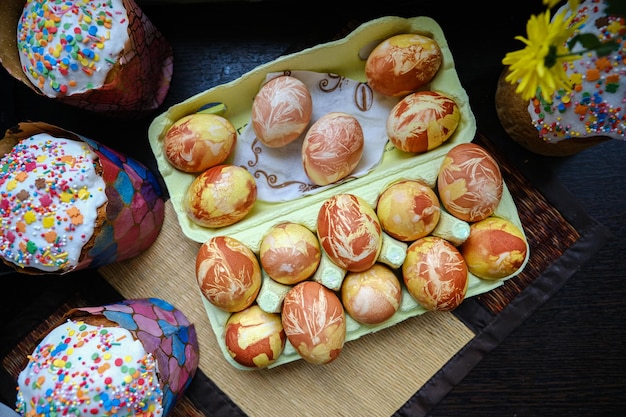 Vue rapprochée des œufs de poule, du gâteau de Pâques fait maison et des brindilles de saule