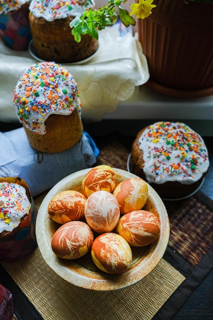 Vue rapprochée des œufs de poule, du gâteau de Pâques fait maison et des brindilles de saule