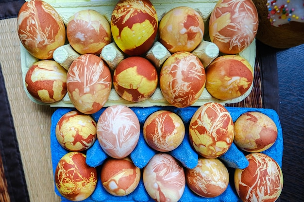 Vue rapprochée des œufs de poule, du gâteau de Pâques fait maison et des brindilles de saule