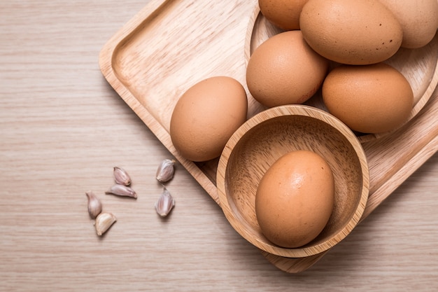 Vue rapprochée des oeufs de poule sur fond de table en bois