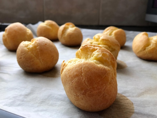 Vue rapprochée des œufs sur la table à la maison