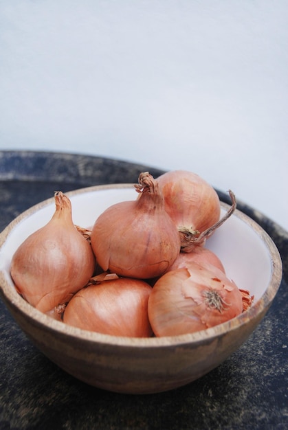 Photo vue rapprochée des oignons dans un bol sur la table