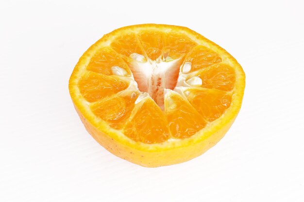Vue rapprochée de l'orange sur fond blanc