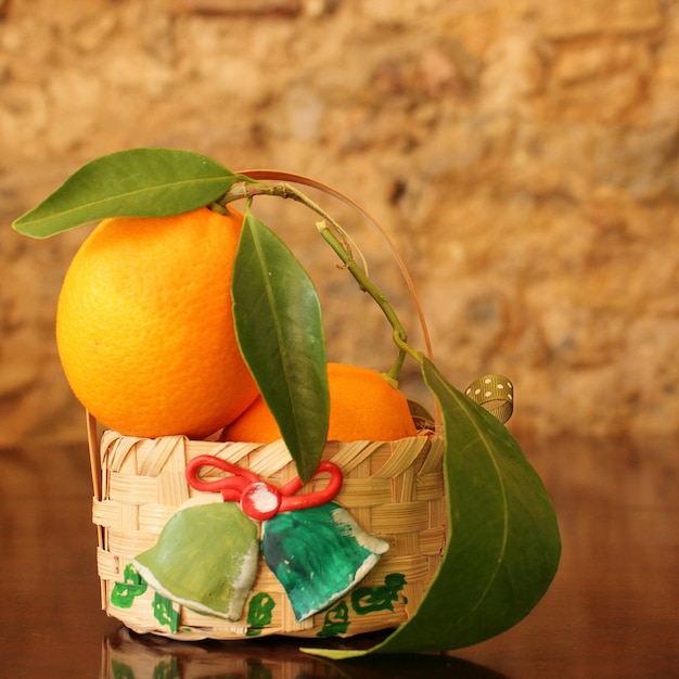 Photo vue rapprochée d'une orange sur la table