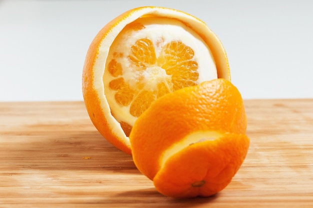 Vue rapprochée d'une orange sur la table