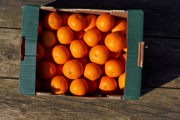 Photo vue rapprochée des oranges dans une boîte sur la table
