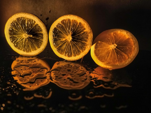 Photo vue rapprochée des oranges sur table sur un fond noir