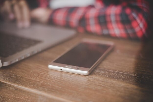 Vue rapprochée de l'ordinateur portable et du smartphone sur la table