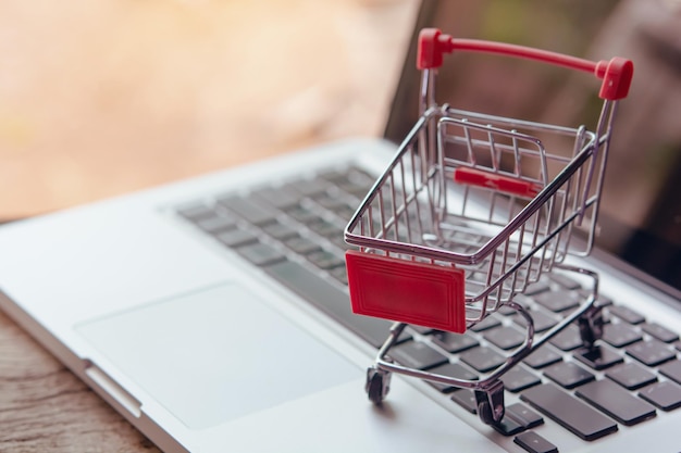 Vue rapprochée de l'ordinateur portable sur la table