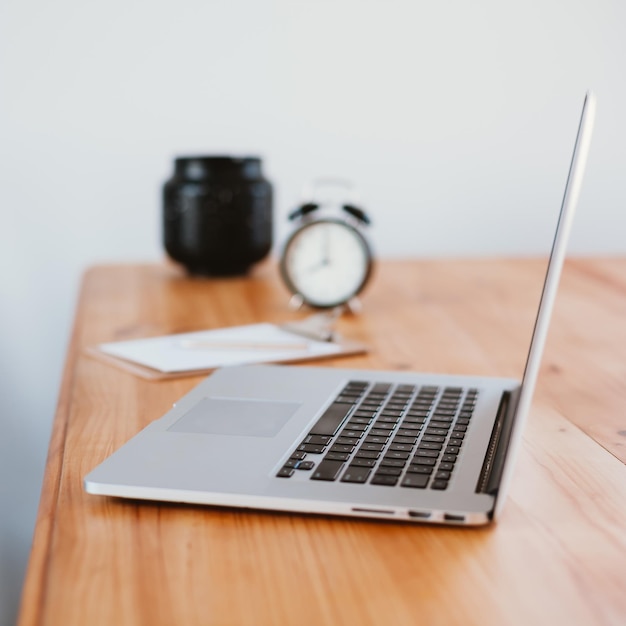 Vue rapprochée de l'ordinateur portable sur la table