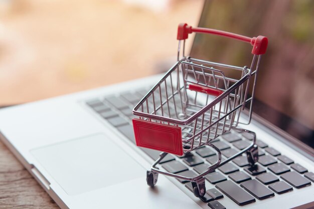 Vue rapprochée de l'ordinateur portable sur la table