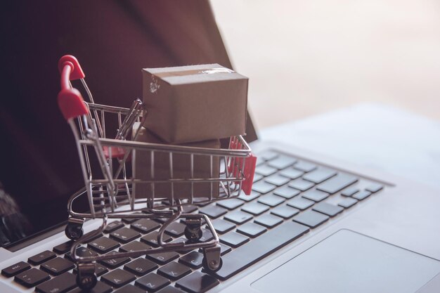 Vue rapprochée de l'ordinateur portable sur la table