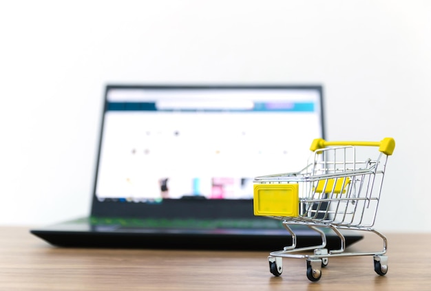 Vue rapprochée de l'ordinateur portable sur la table