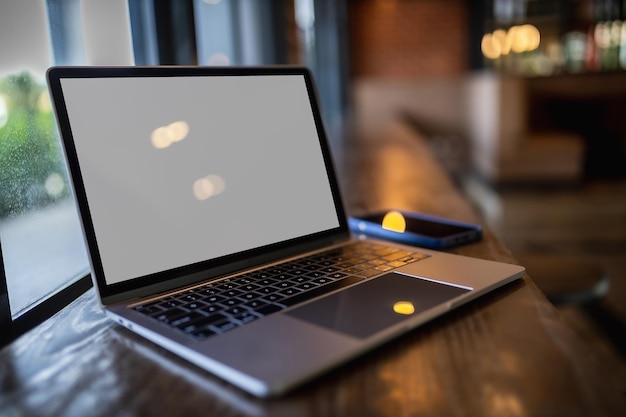 Vue rapprochée de l'ordinateur portable sur la table