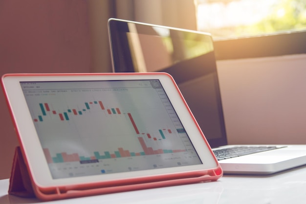 Vue rapprochée de l'ordinateur portable sur la table