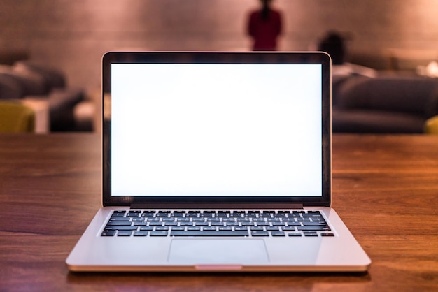 Vue rapprochée de l'ordinateur portable sur la table