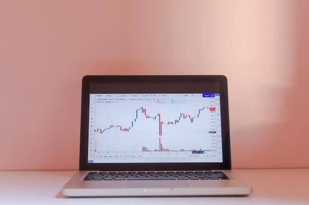 Vue rapprochée de l'ordinateur portable sur la table