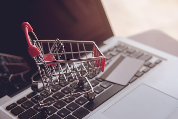Vue rapprochée de l'ordinateur portable sur la table
