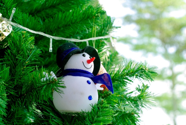 Photo vue rapprochée de l'ornement du bonhomme de neige de l'arbre de noël