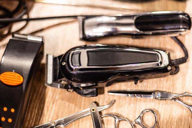 Vue rapprochée des outils de coupe-cheveux et coiffeur. Equipement du barbier