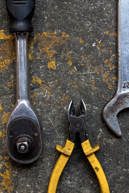 Photo vue rapprochée des outils de travail à l'atelier